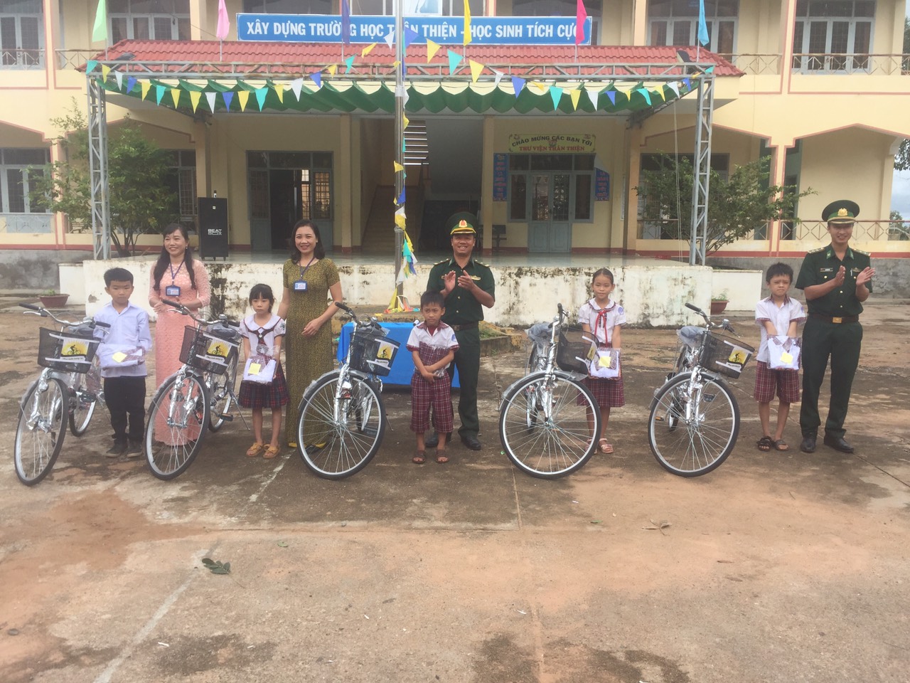 Biên phòng Đắk Lắk tặng xe đạp học sinh nghèo xã biên giới Ia Lốp